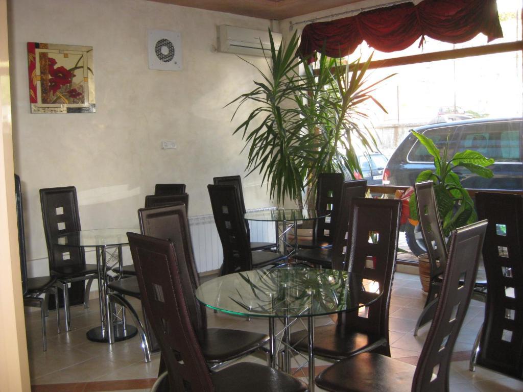 Family Hotel Veronika 데빈 외부 사진